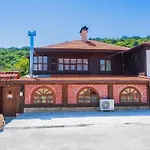 Nyaraló зеленият двор *
