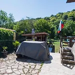 Nyaraló зеленият двор
