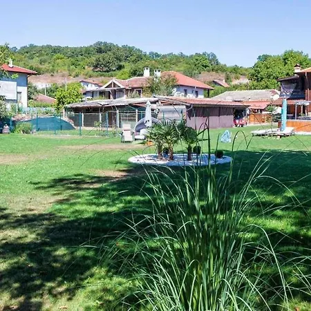 зеленият двор Casa de Férias Mladezhko