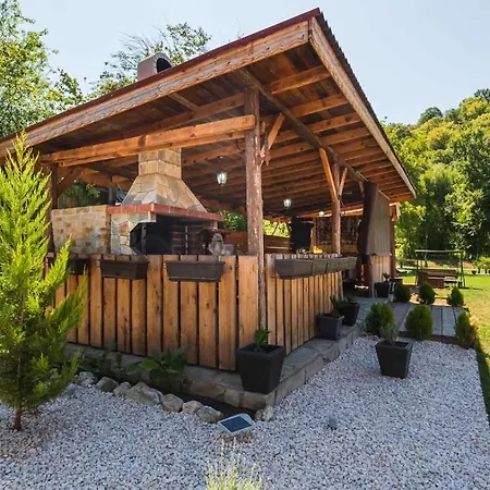 зеленият двор Mladezhko