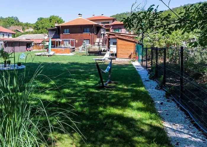 зеленият двор Mladezhko