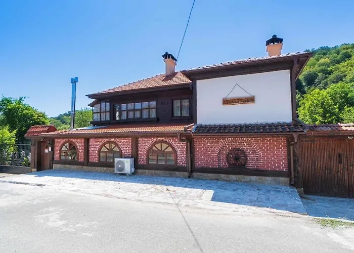 Σπίτι διακοπών зеленият двор Mladezhko