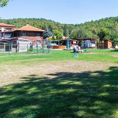 Case de vacanță зеленият двор